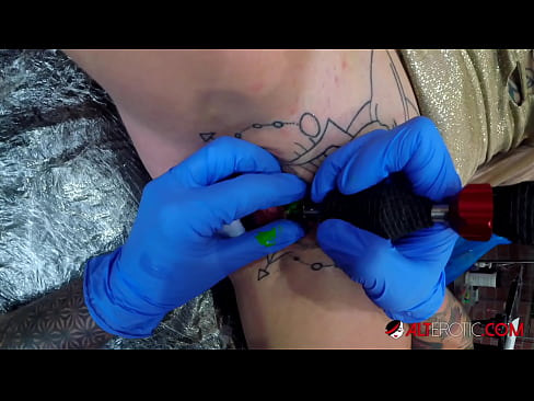 ❤️ Ekstreme tatuita varmulo Sully Savage ricevis tatuon sur sia klitoro Belega porno ĉe eo.thebestfetishsites.ru ❌❤
